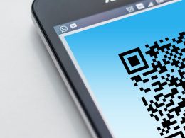 Free High-resolution close-up of a smartphone displaying a QR code on its screen. Stock Photo